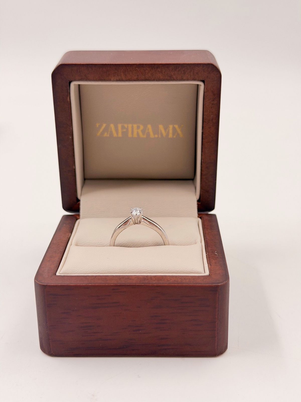 Anillo de Compromiso 0.5ct Pera en Oro (10k, 14k, 18k) o Plata 0.925 y Diamante Lab-Grown o Moissanita