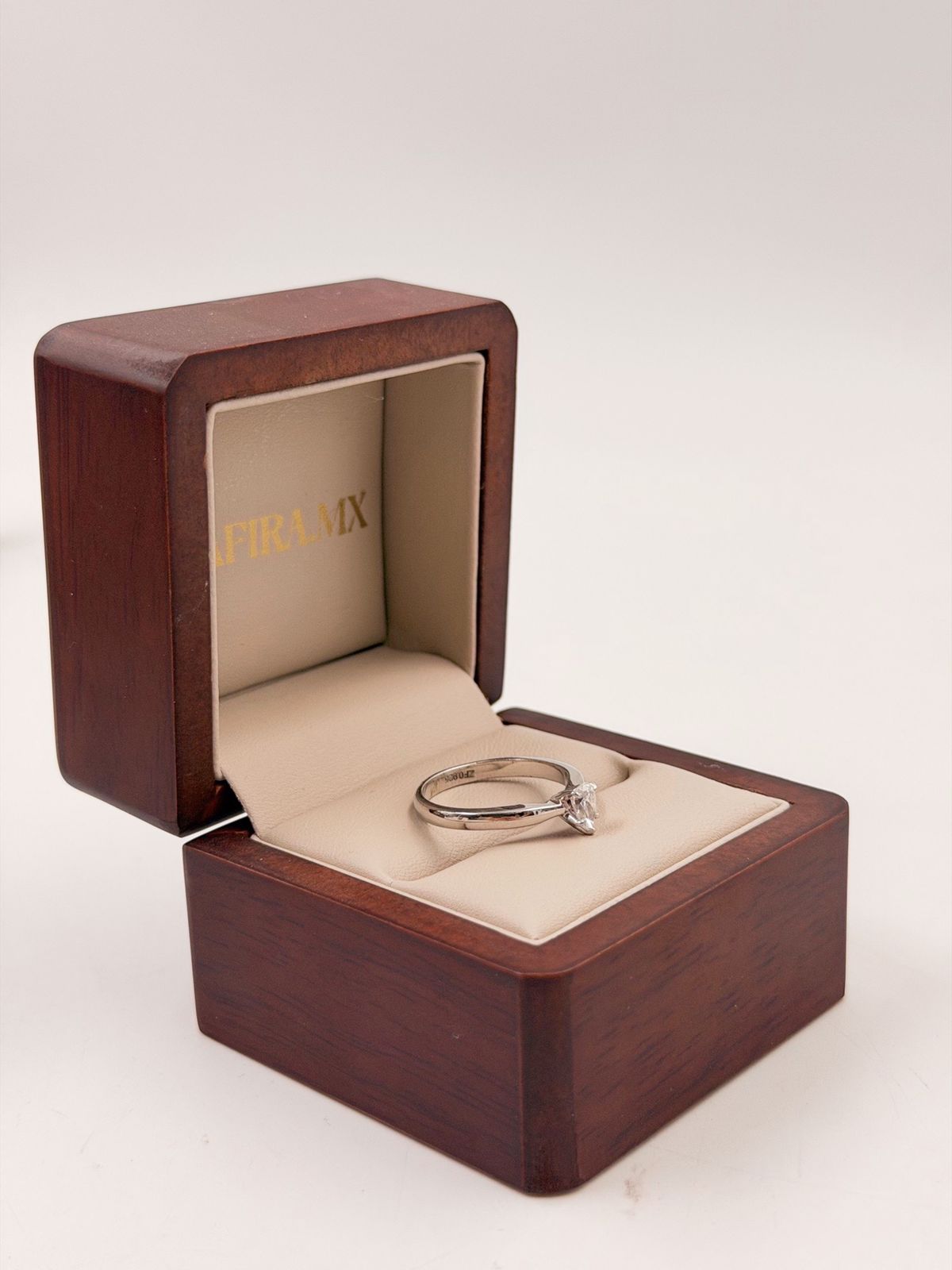 Anillo de Compromiso 0.5ct Pera en Oro (10k, 14k, 18k) o Plata 0.925 y Diamante Lab-Grown o Moissanita