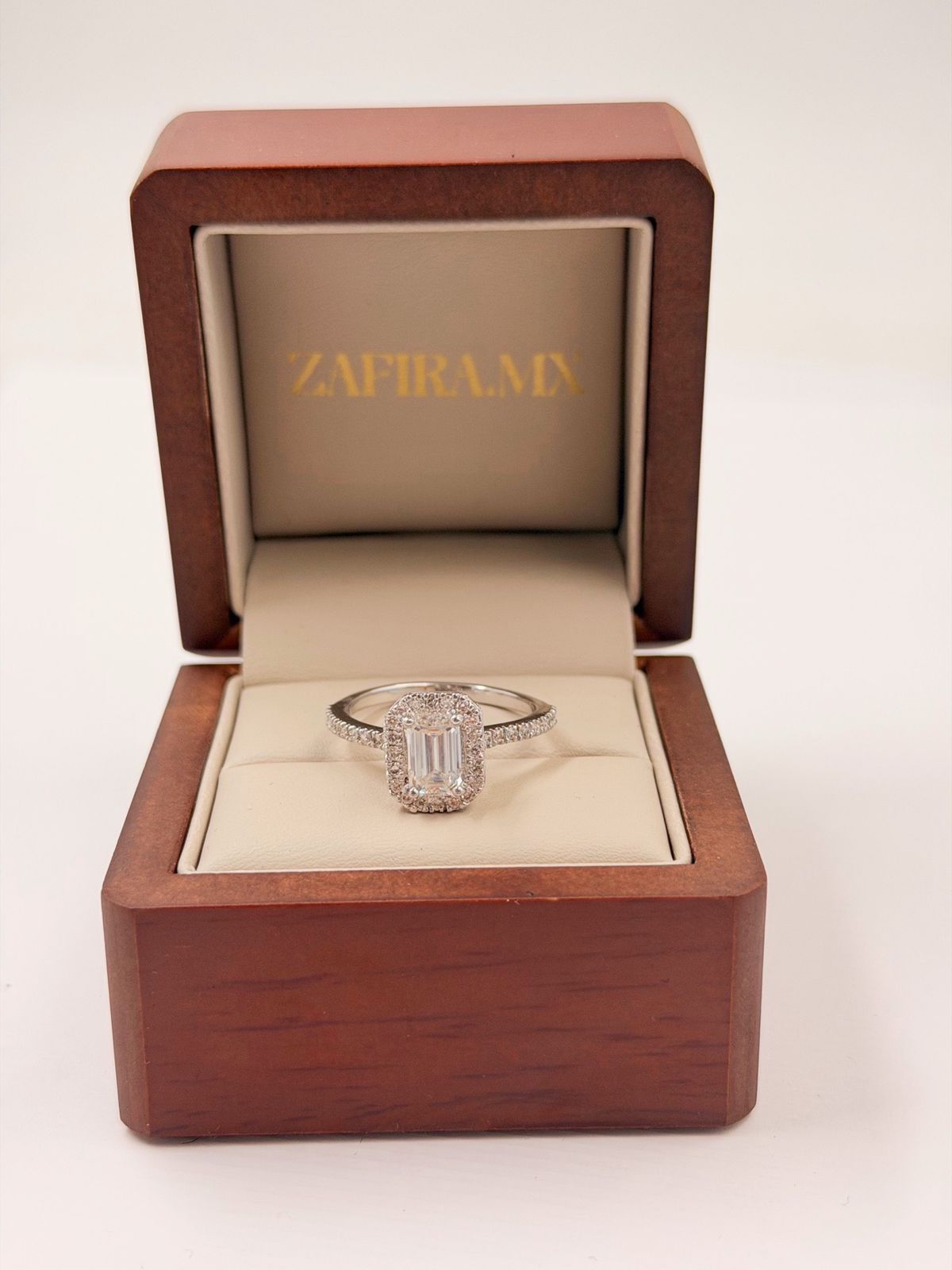 Anillo de Compromiso 1.5ct Corte ESMERALDA con Halo- Anillo de Compromiso en Oro (10k, 14k, 18k) o Plata 0.925 y Diamante Lab-Grown o Moissanita