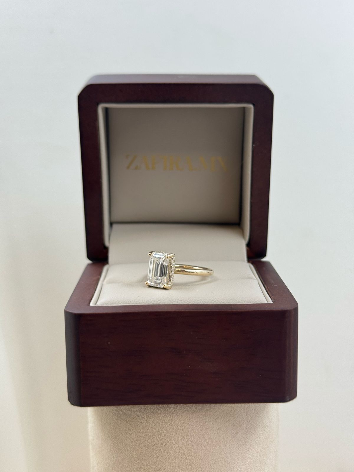 Anillo de Compromiso Selene 2.5ct Corte ESMERALDA hidden halo - Anillo de Compromiso en Oro (10k, 14k, 18k) o Plata 0.925 y Diamante Lab-Grown