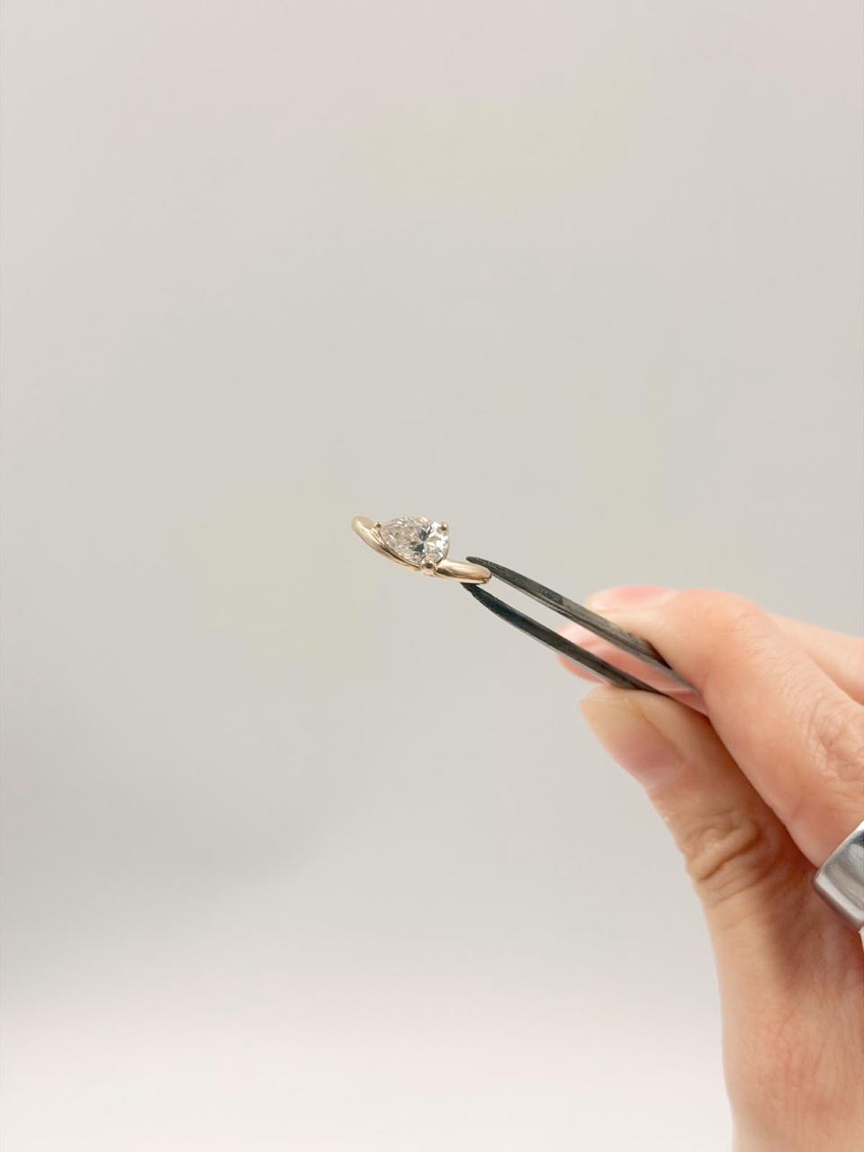 Pinky ring con Moissanita Pera 1ct