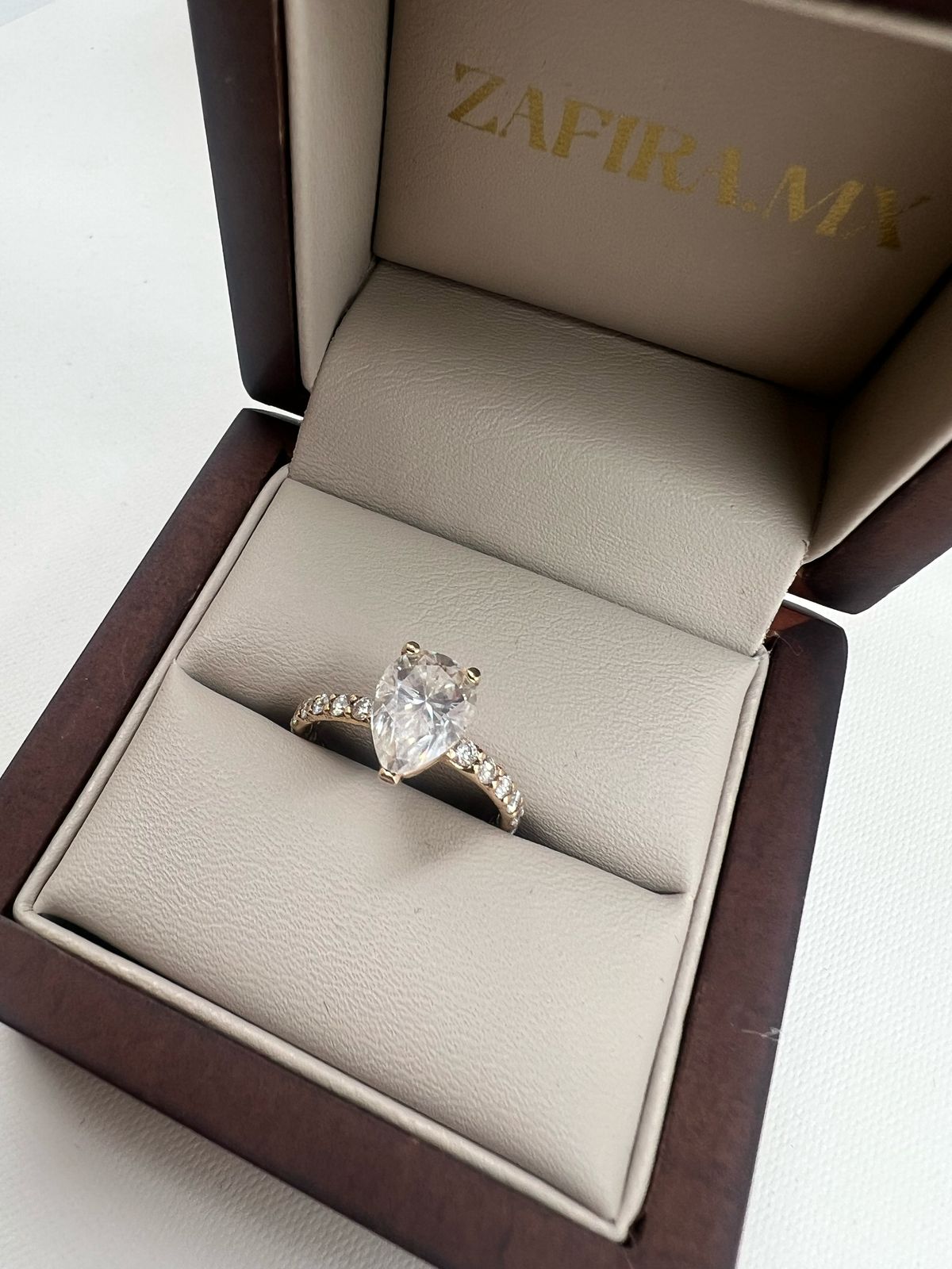 Anillo de Compromiso Isolde 2.0ct PERA con media churumbela - Anillo de Compromiso en Oro (10k, 14k, 18k) o Plata 0.925 y Diamante Lab-Grown o Moissanita