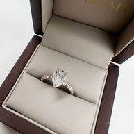 Anillo de Compromiso Isolde 2.0ct PERA con media churumbela - Anillo de Compromiso en Oro (10k, 14k, 18k) o Plata 0.925 y Diamante Lab-Grown o Moissanita