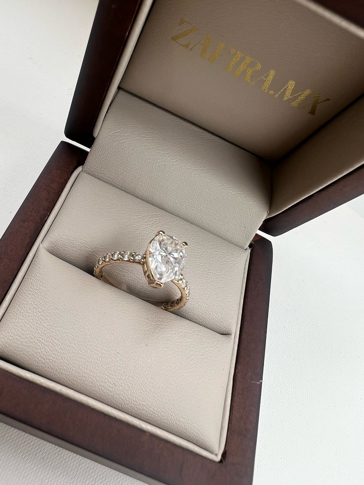 Anillo de Compromiso Isolde 2.0ct PERA con media churumbela - Anillo de Compromiso en Oro (10k, 14k, 18k) o Plata 0.925 y Diamante Lab-Grown o Moissanita