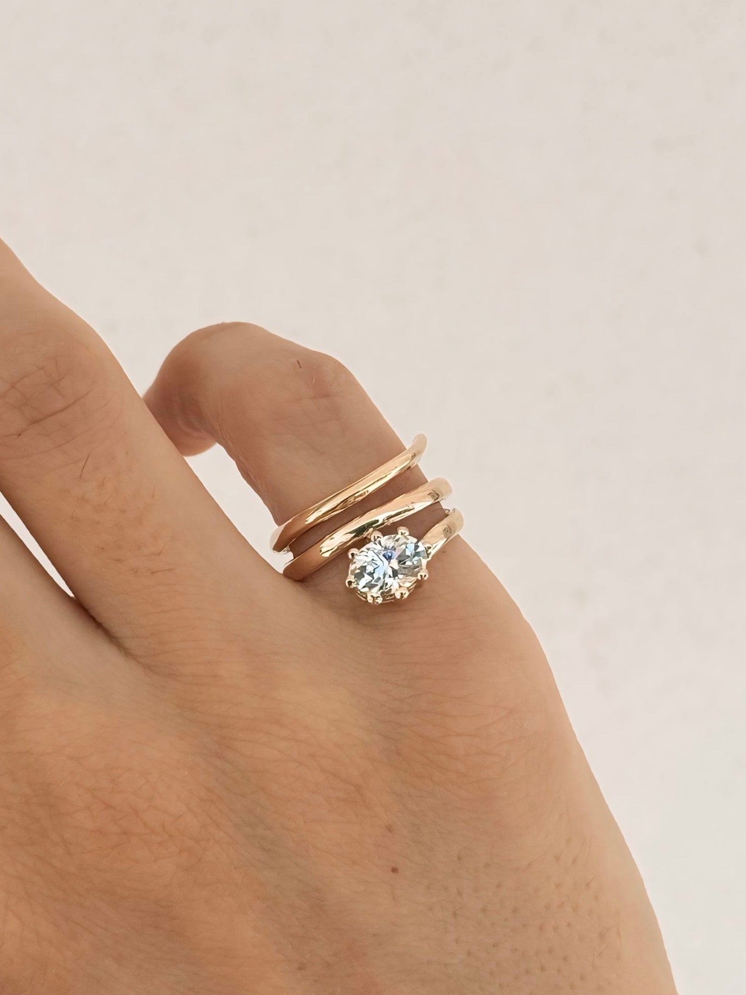 Pinky ring Serpiente con Moissanita oval - Joyería Fina en Oro Sólido (10k, 14k, 18k)