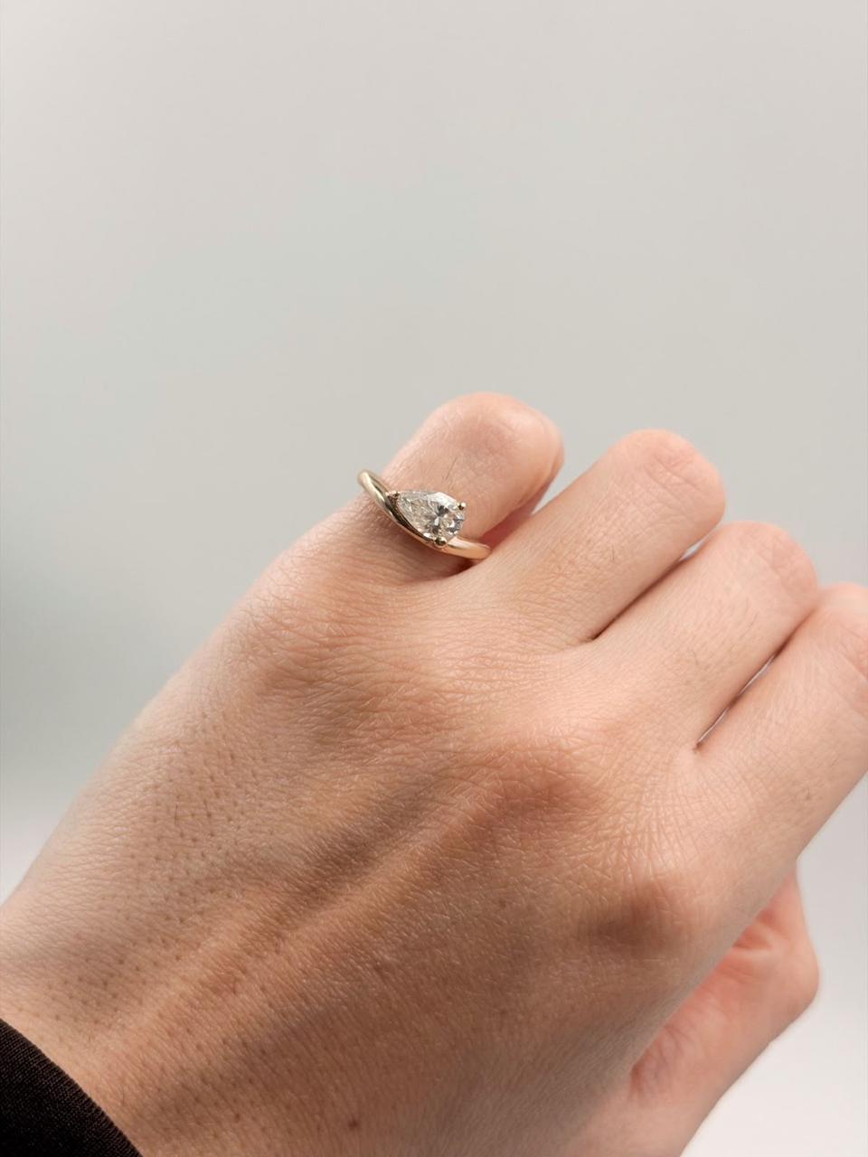 Pinky ring con Moissanita Pera 1ct