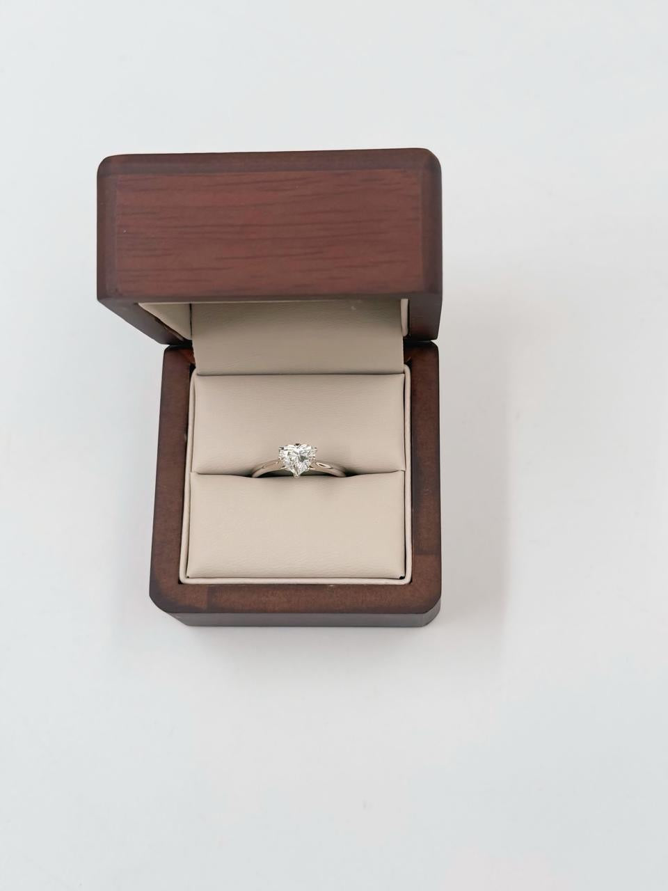 Anillo de Compromiso 1.0ct Corte CORAZÓN Solitario- Anillo de Compromiso en Oro (10k, 14k, 18k) o Plata 0.925 y Diamante Lab-Grown o Moissanita