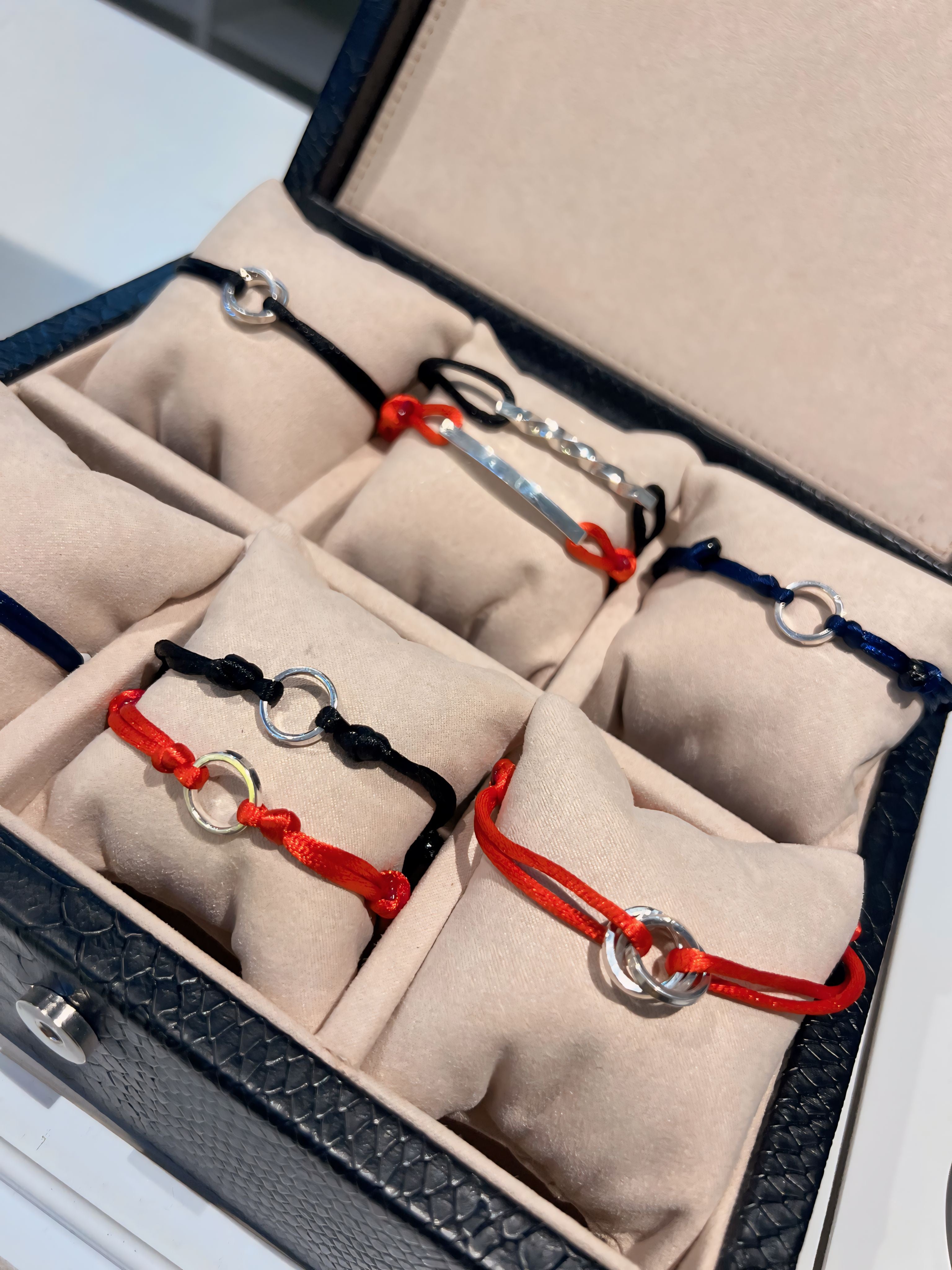 Pulsera aros chicos - Joyería Fina en Oro Sólido (10k, 14k, 18k)