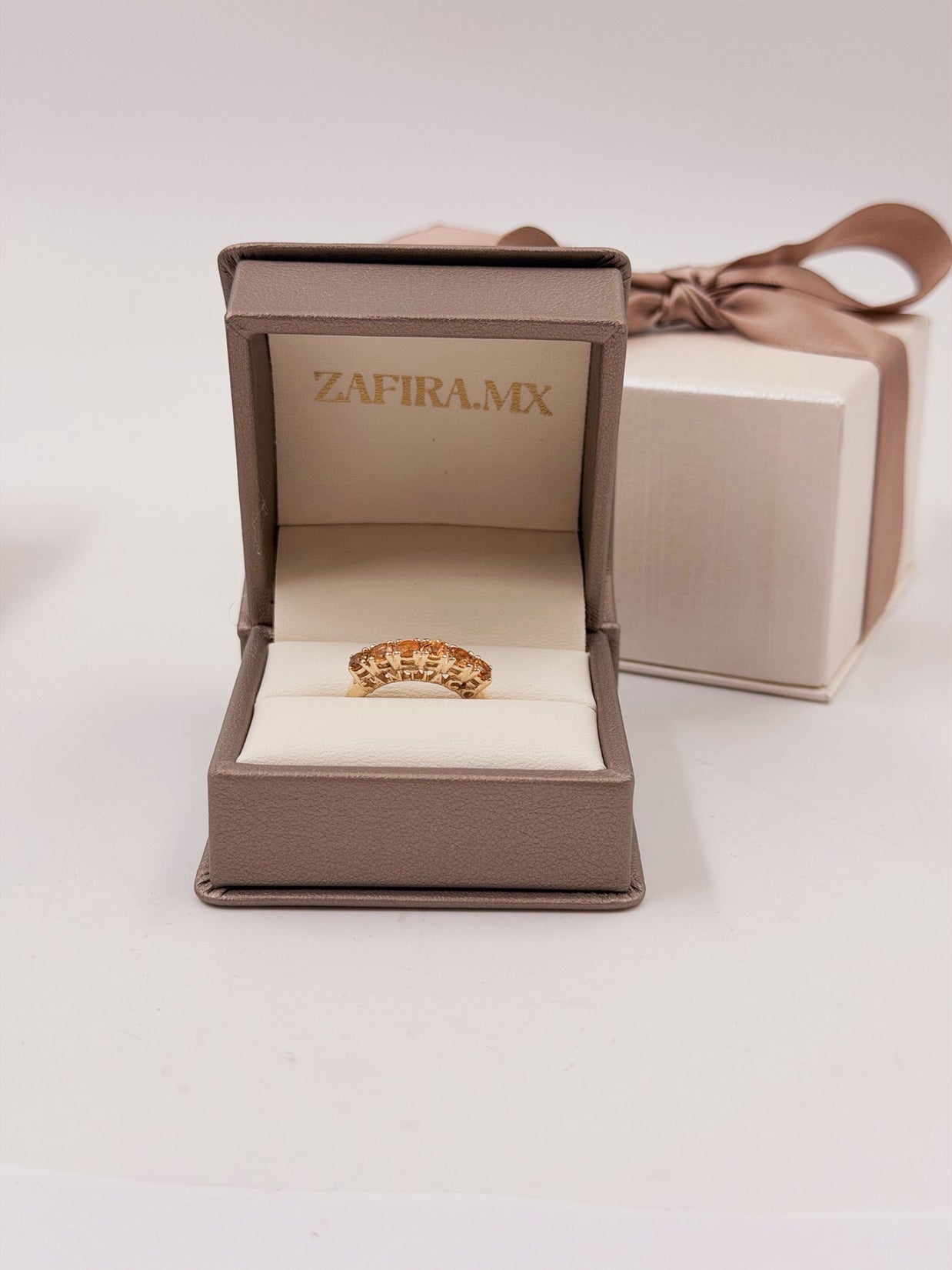 Anillo Mamá con Nombre de Hijo y Piedras - Oro (10k, 14k, 18k) o Plata 0.925