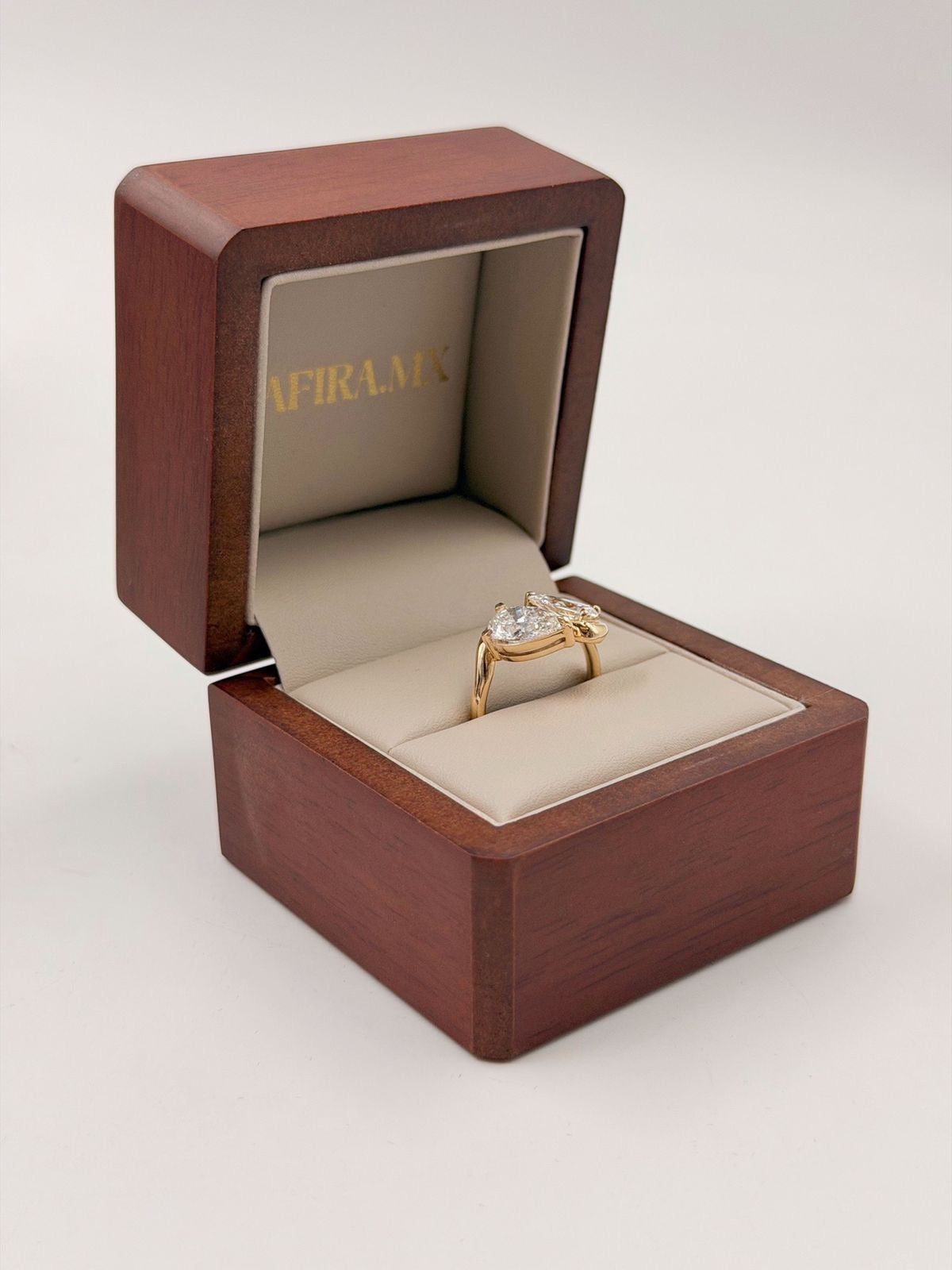Anillo de Compromiso Toi et Moi 2.5ct Pera en Oro (10k, 14k, 18k) o Plata 0.925 y Diamante Lab-Grown o Moissanita