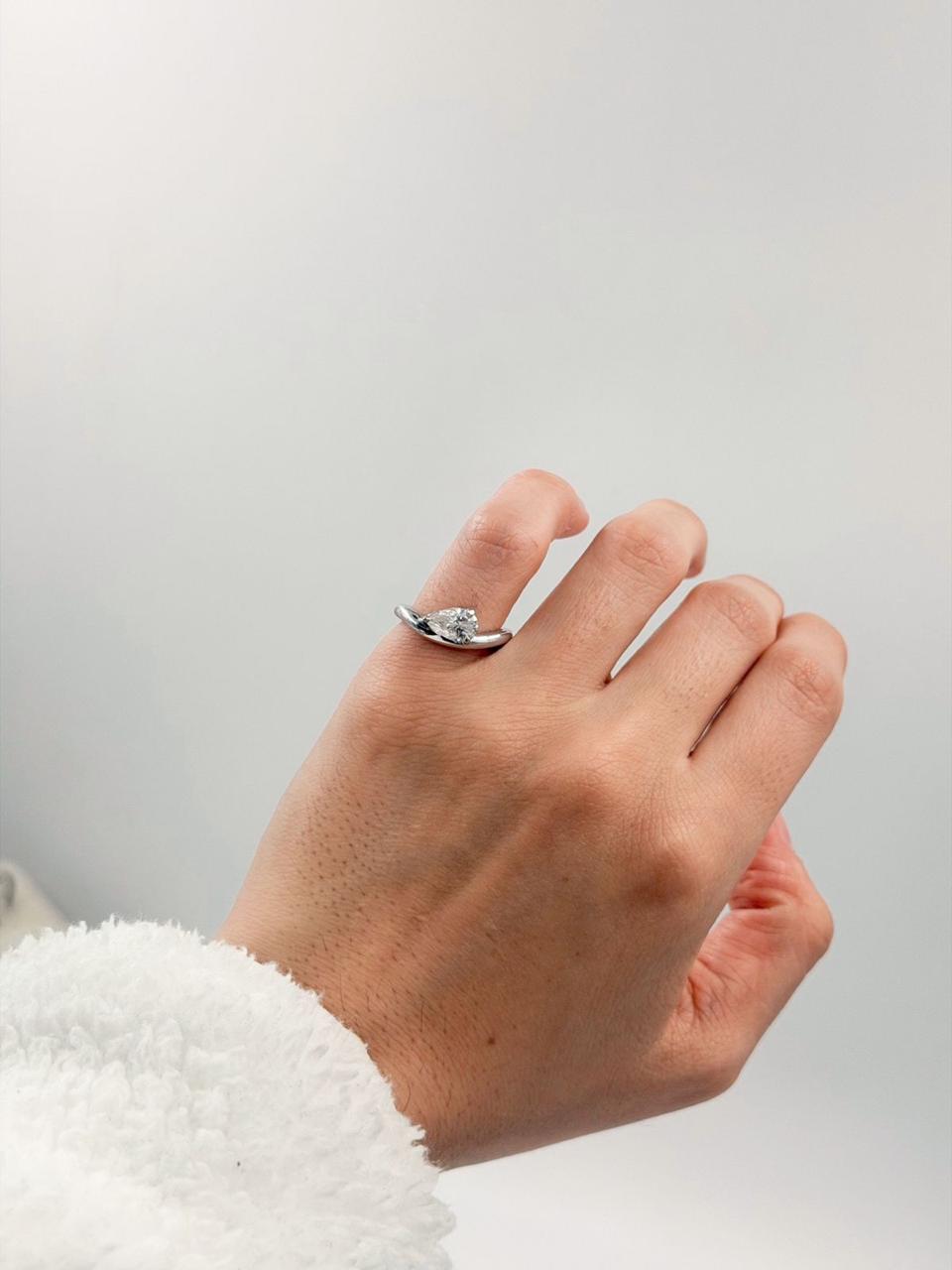 Pinky ring con Moissanita Pera 1ct