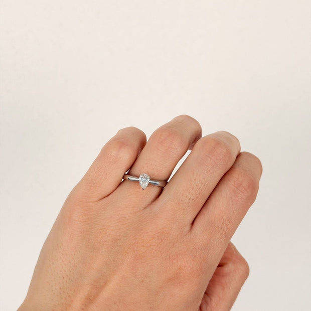 Anillo de Compromiso 0.5ct Pera en Oro (10k, 14k, 18k) o Plata 0.925 y Diamante Lab-Grown o Moissanita