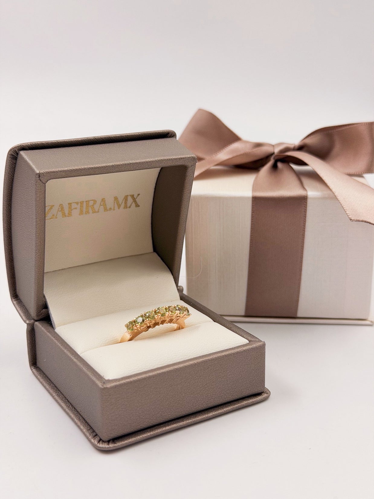 Anillo Mamá con Nombre de Hijo y Piedras - Oro (10k, 14k, 18k) o Plata 0.925