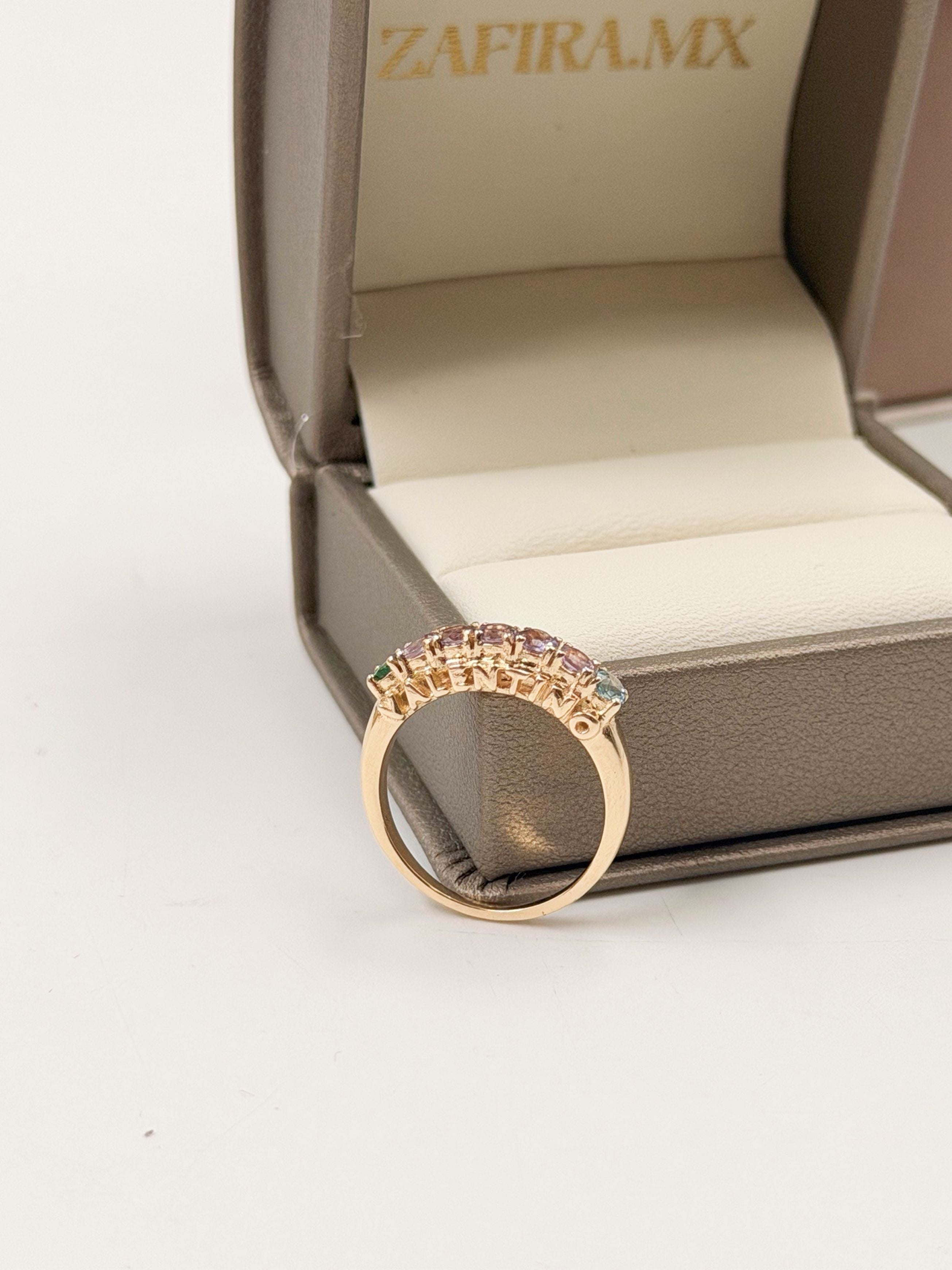 Anillo Mamá con Nombre de Hijo y Piedras - Oro (10k, 14k, 18k) o Plata 0.925