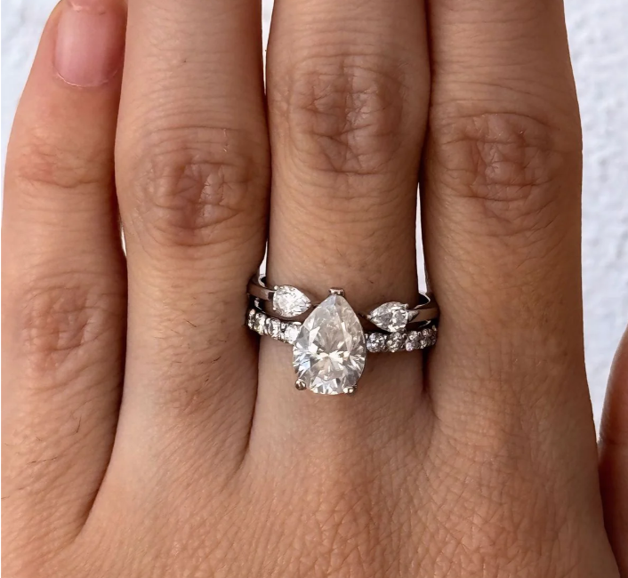 Bridal Set: Anillo Isolde pera (2.0 ct) con banda+ anillo abierto de Peras (0.5 ct) - Anillo de Compromiso set en Oro (10k, 14k, 18k) y Diamante Lab-Grown o Moissanita