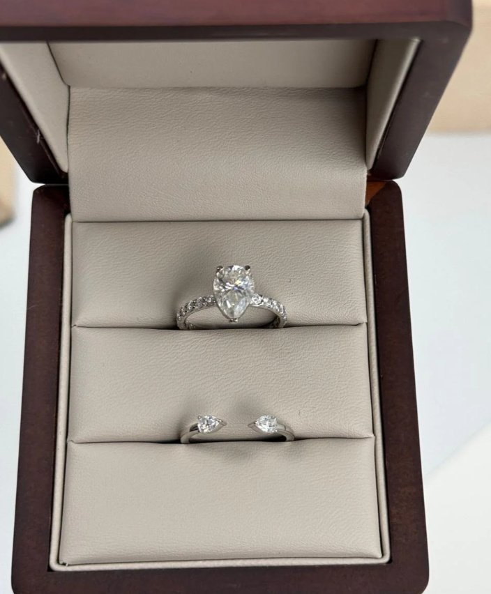 Bridal Set: Anillo Isolde pera (2.0 ct) con banda+ anillo abierto de Peras (0.5 ct) - Anillo de Compromiso set en Oro (10k, 14k, 18k) y Diamante Lab-Grown o Moissanita