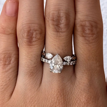 Bridal Set: Anillo Isolde pera (2.0 ct) con banda+ anillo abierto de Peras (0.5 ct) - Anillo de Compromiso set en Oro (10k, 14k, 18k) y Diamante Lab-Grown o Moissanita