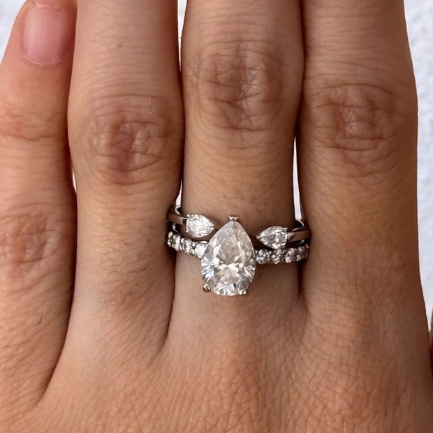 Bridal Set: Anillo Isolde pera (2.0 ct) con banda+ anillo abierto de Peras (0.5 ct) - Anillo de Compromiso set en Oro (10k, 14k, 18k) y Diamante Lab-Grown o Moissanita