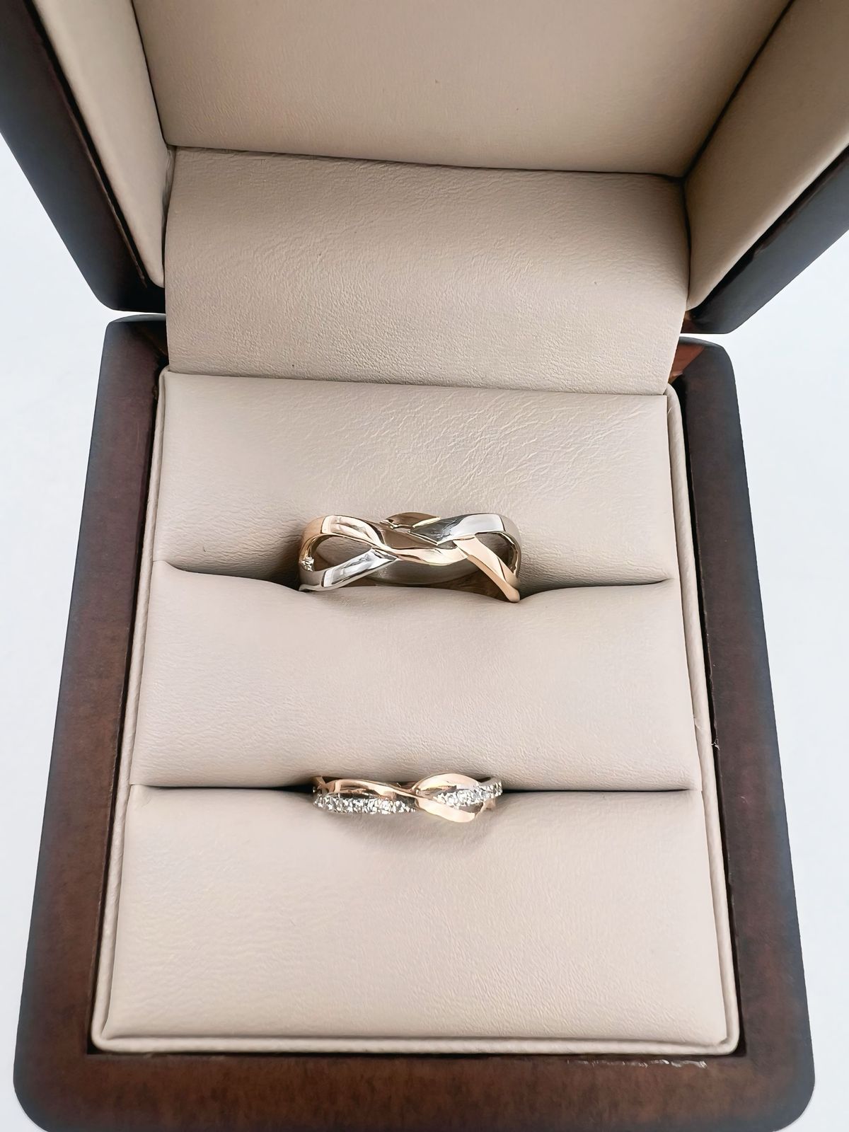 Argollas Nudo Dos Oros Incrustaciones Diamante Labgrown - Argolla de Matrimonio en Oro Sólido (10k, 14k, 18k)