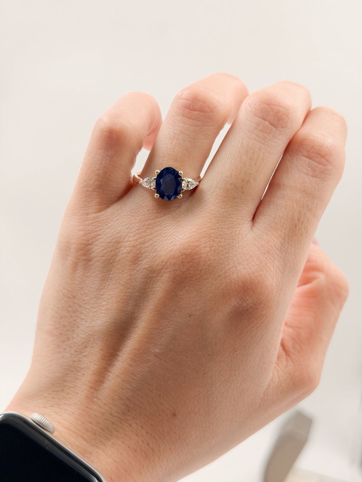 Anillo de Compromiso 2.40ct Zafiro Oval con diamantes laterales corte pera - Anillo de Compromiso en Oro (10k, 14k, 18k) y Diamante Lab-Grown