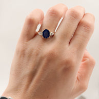 Anillo de Compromiso 2.40ct Zafiro Oval con diamantes laterales corte pera - Anillo de Compromiso en Oro (10k, 14k, 18k) y Diamante Lab-Grown