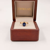 Anillo de Compromiso 2.40ct Zafiro Oval con diamantes laterales corte pera - Anillo de Compromiso en Oro (10k, 14k, 18k) y Diamante Lab-Grown
