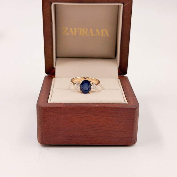 Anillo de Compromiso 2.40ct Zafiro Oval con diamantes laterales corte pera - Anillo de Compromiso en Oro (10k, 14k, 18k) y Diamante Lab-Grown