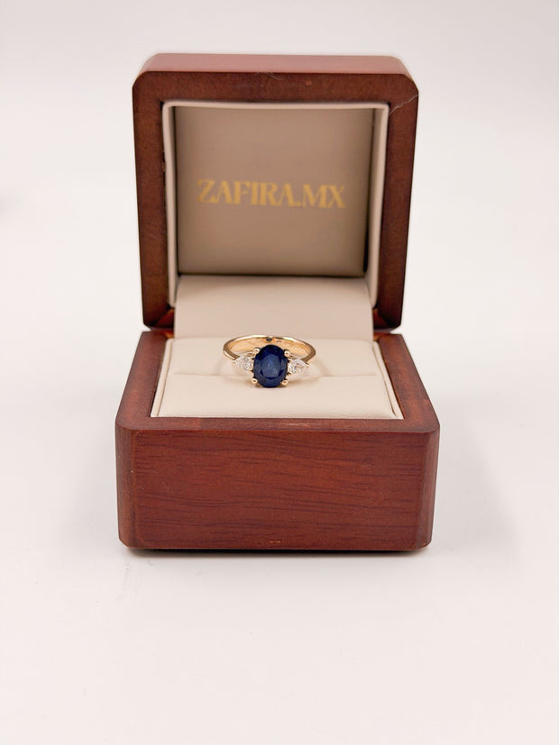 Anillo de Compromiso 2.04ct Zafiro Oval con diamantes laterales corte pera