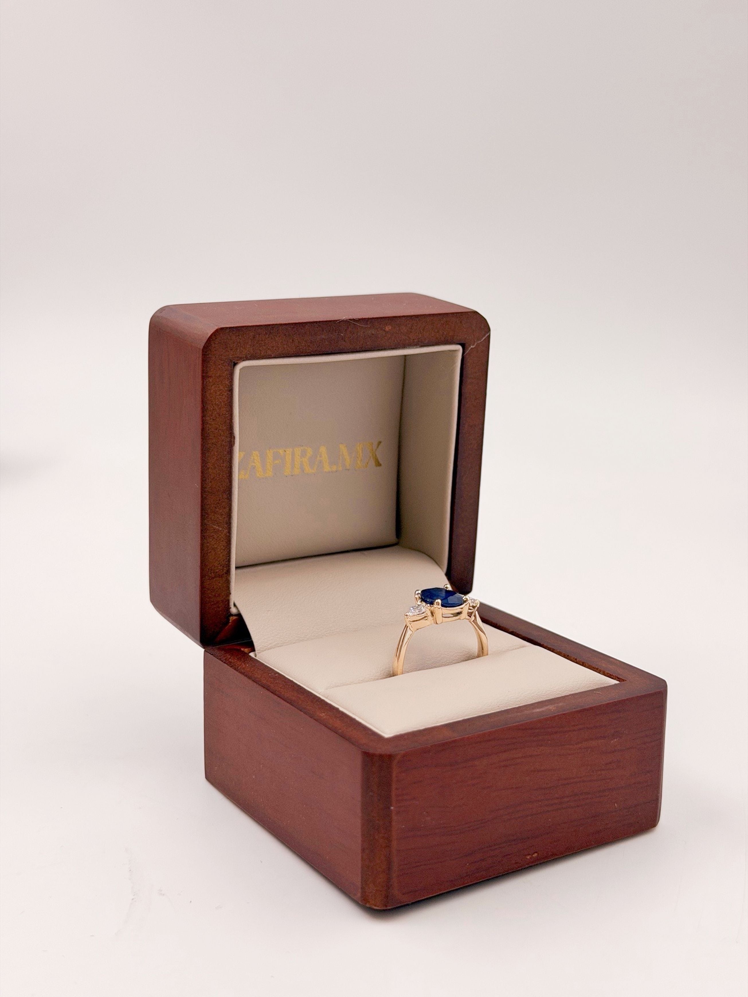 Anillo de Compromiso 2.40ct Zafiro Oval con diamantes laterales corte pera - Anillo de Compromiso en Oro (10k, 14k, 18k) y Diamante Lab-Grown