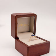 Anillo de Compromiso 2.40ct Zafiro Oval con diamantes laterales corte pera - Anillo de Compromiso en Oro (10k, 14k, 18k) y Diamante Lab-Grown