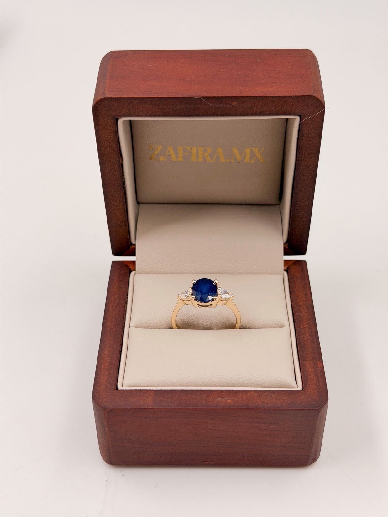 Anillo de Compromiso 2.40ct Zafiro Oval con diamantes laterales corte pera - Anillo de Compromiso en Oro (10k, 14k, 18k) y Diamante Lab-Grown