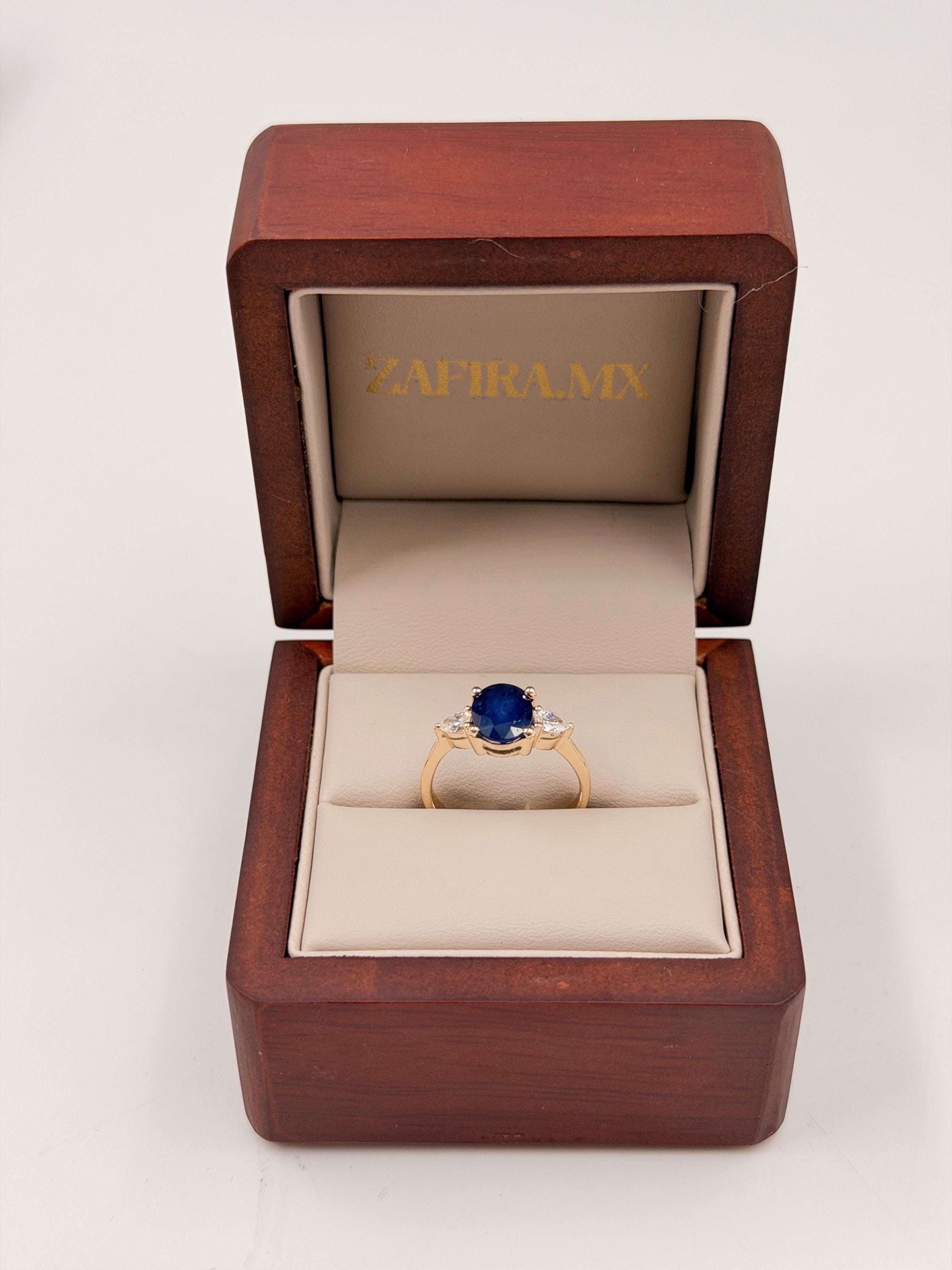 Anillo de Compromiso 2.40ct Zafiro Oval con diamantes laterales corte pera - Anillo de Compromiso en Oro (10k, 14k, 18k) y Diamante Lab-Grown