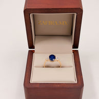 Anillo de Compromiso 2.40ct Zafiro Oval con diamantes laterales corte pera - Anillo de Compromiso en Oro (10k, 14k, 18k) y Diamante Lab-Grown