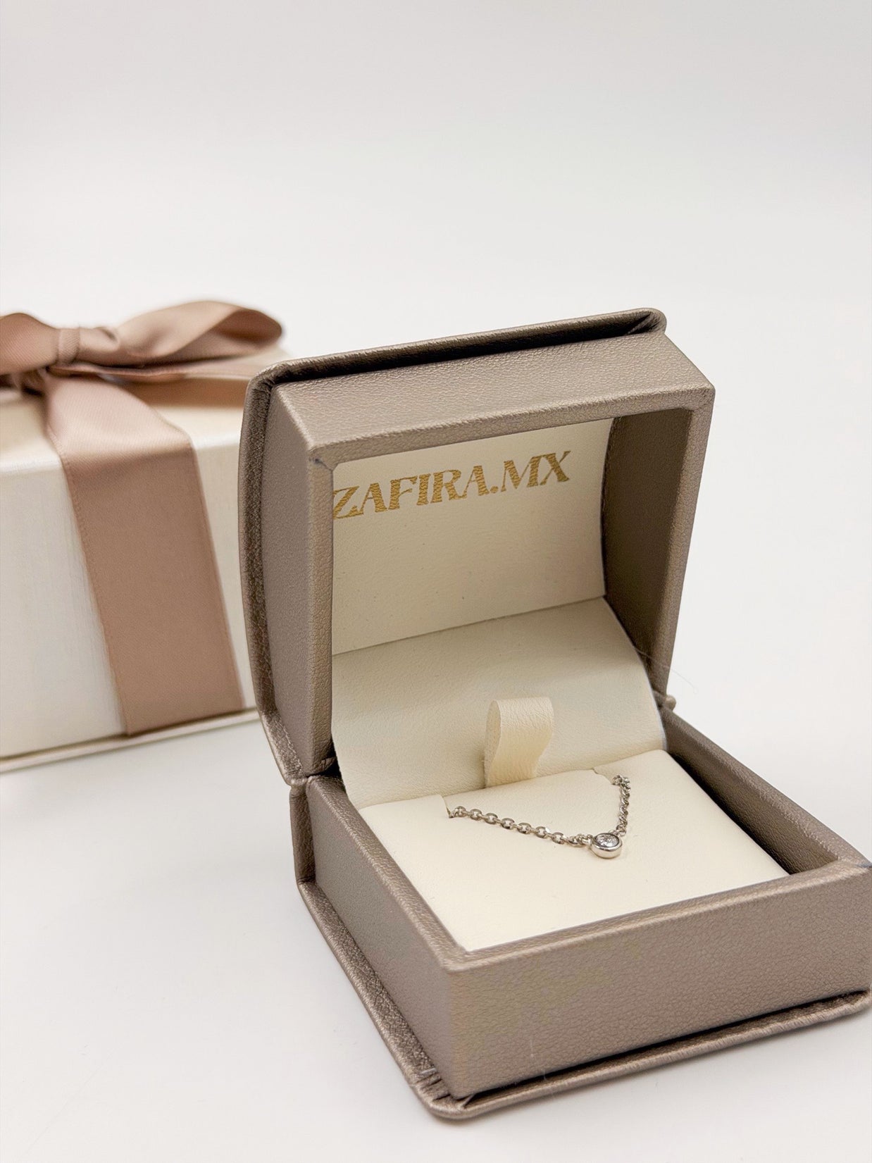 Collar con Dije y Diamante de Laboratorio — Elegancia Sutil