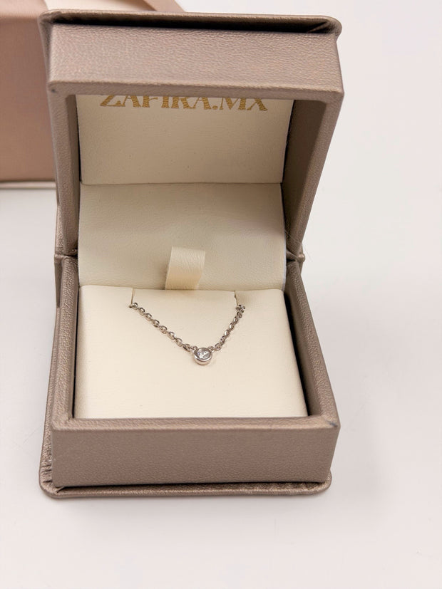 Collar con Dije y Diamante de Laboratorio — Elegancia Sutil