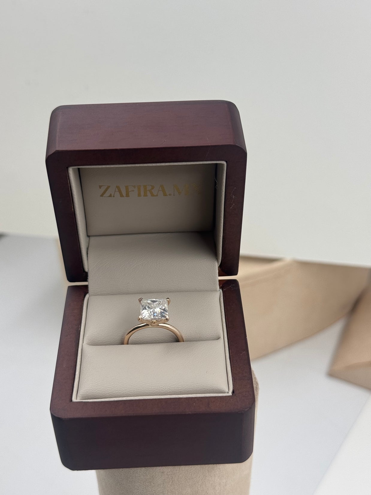 Anillo de Compromiso Vesper 3.5ct Corte PRINCESA Solitario- Anillo de Compromiso en Oro (10k, 14k, 18k) o Plata 0.925 y Diamante Lab-Grown o Moissanita