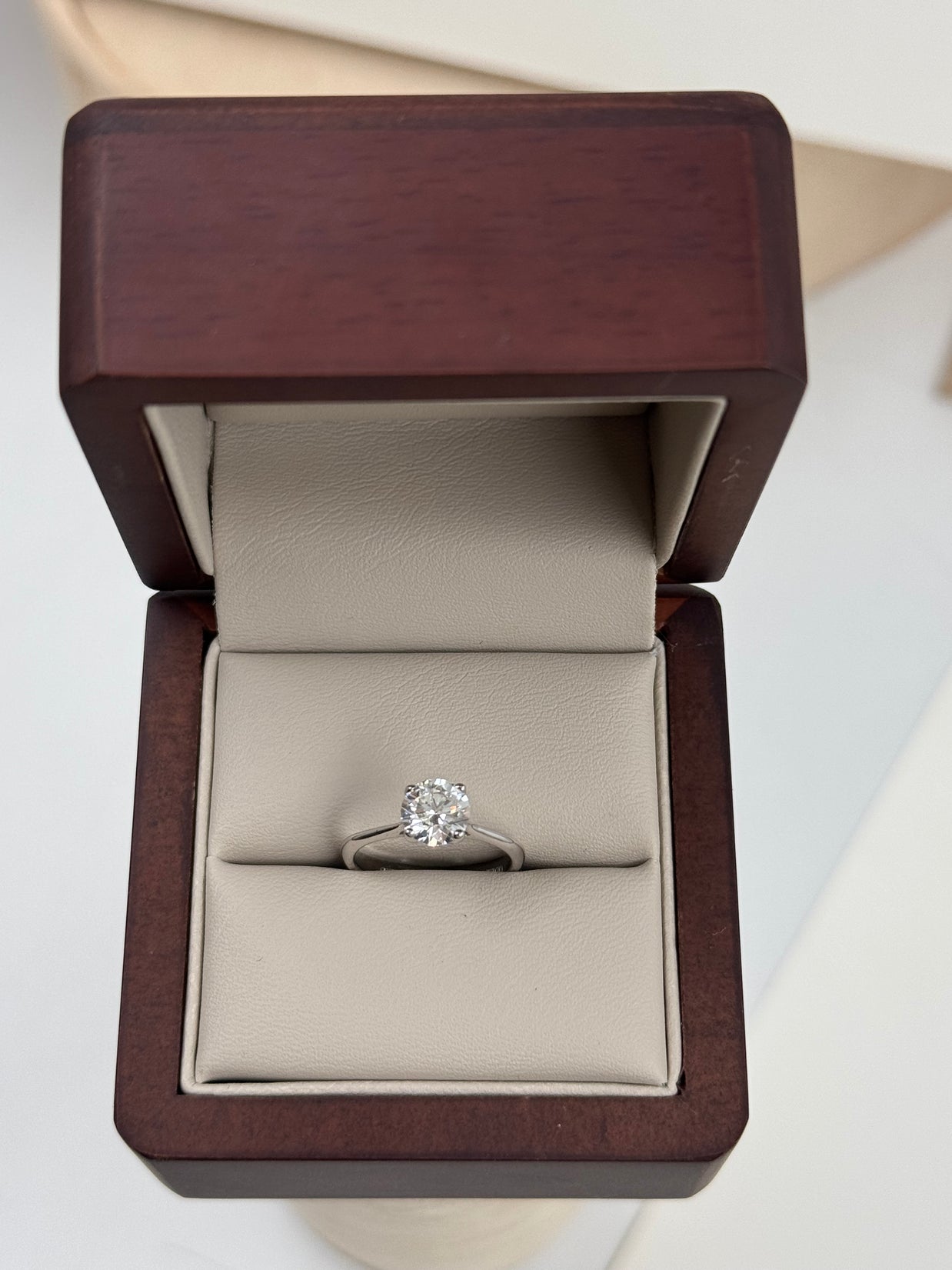 Anillo de Compromiso Luna 1ct Corte REDONDO Solitario- Anillo de Compromiso en Oro (10k, 14k, 18k) o Plata 0.925 y Diamante Lab-Grown o Moissanita