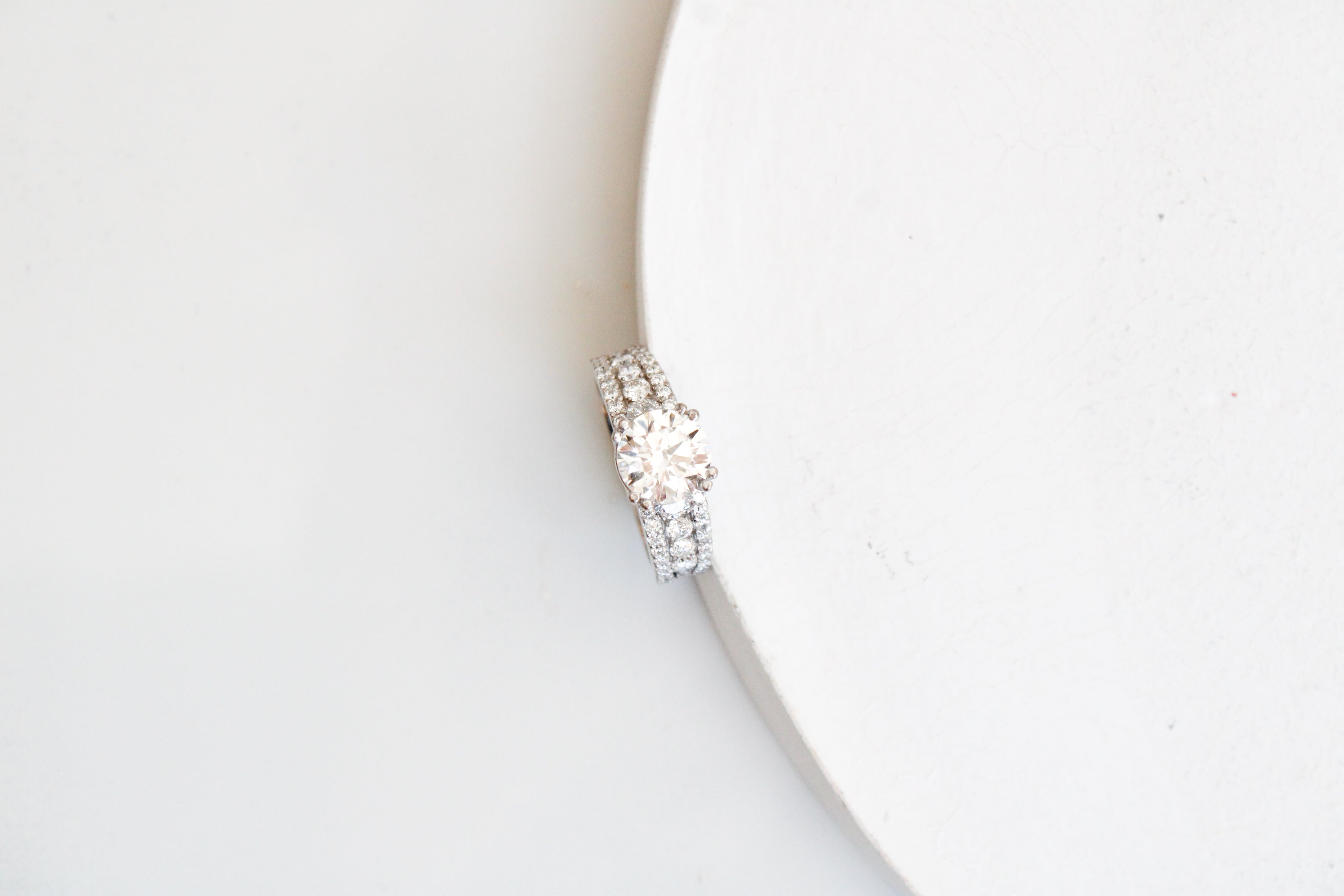 Anillo de Compromiso 1.5 ct Corte REDONDO con triple banda diamante labgrown. - Anillo de Compromiso en Oro (10k, 14k, 18k) y Diamante Lab-Grown