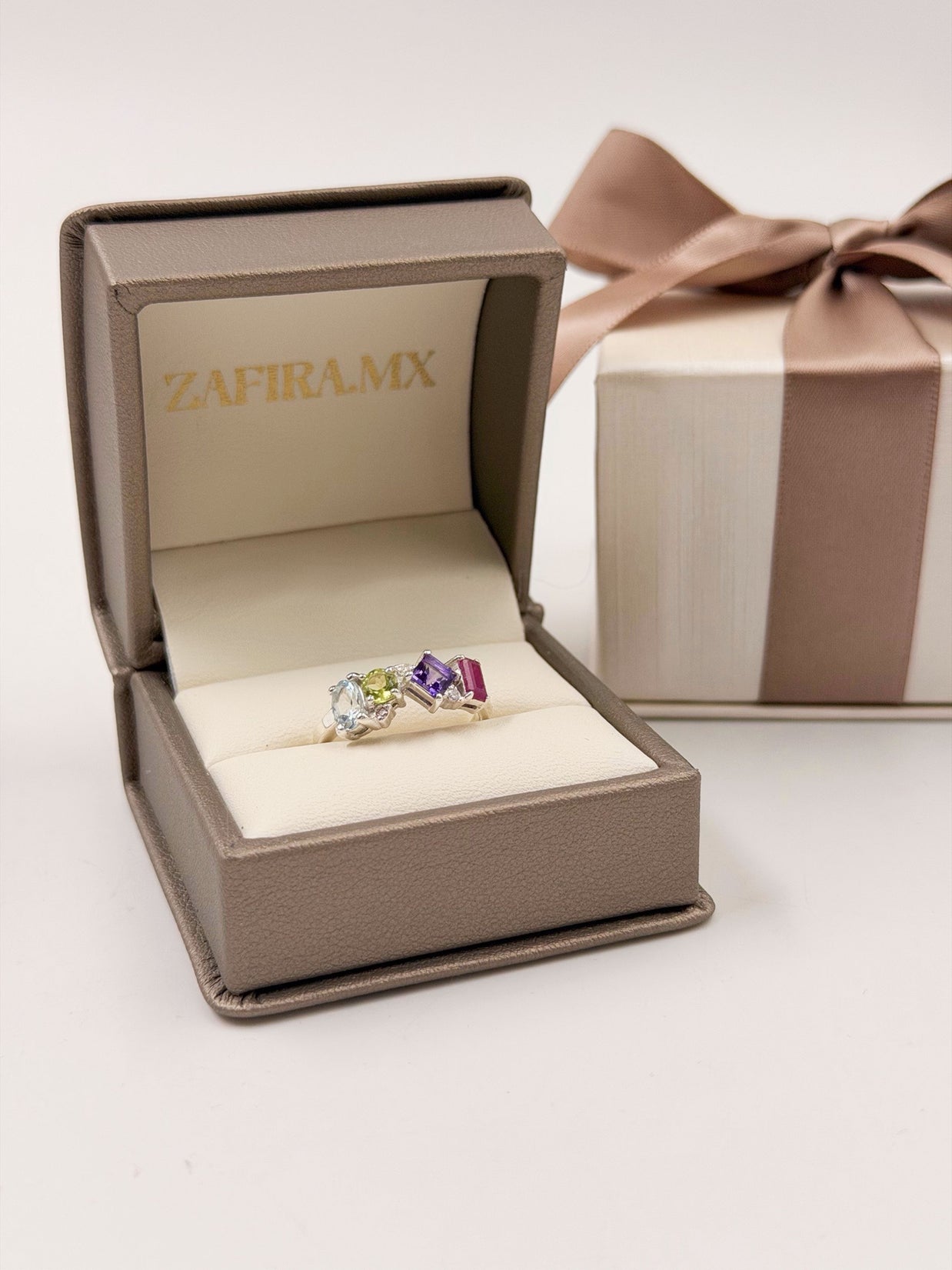 Family Ring 4 piedras Diseño 5 - Anillo Familiar de Oro (10k, 14k, 18k) o Plata 0.925 y Piedras de Nacimiento