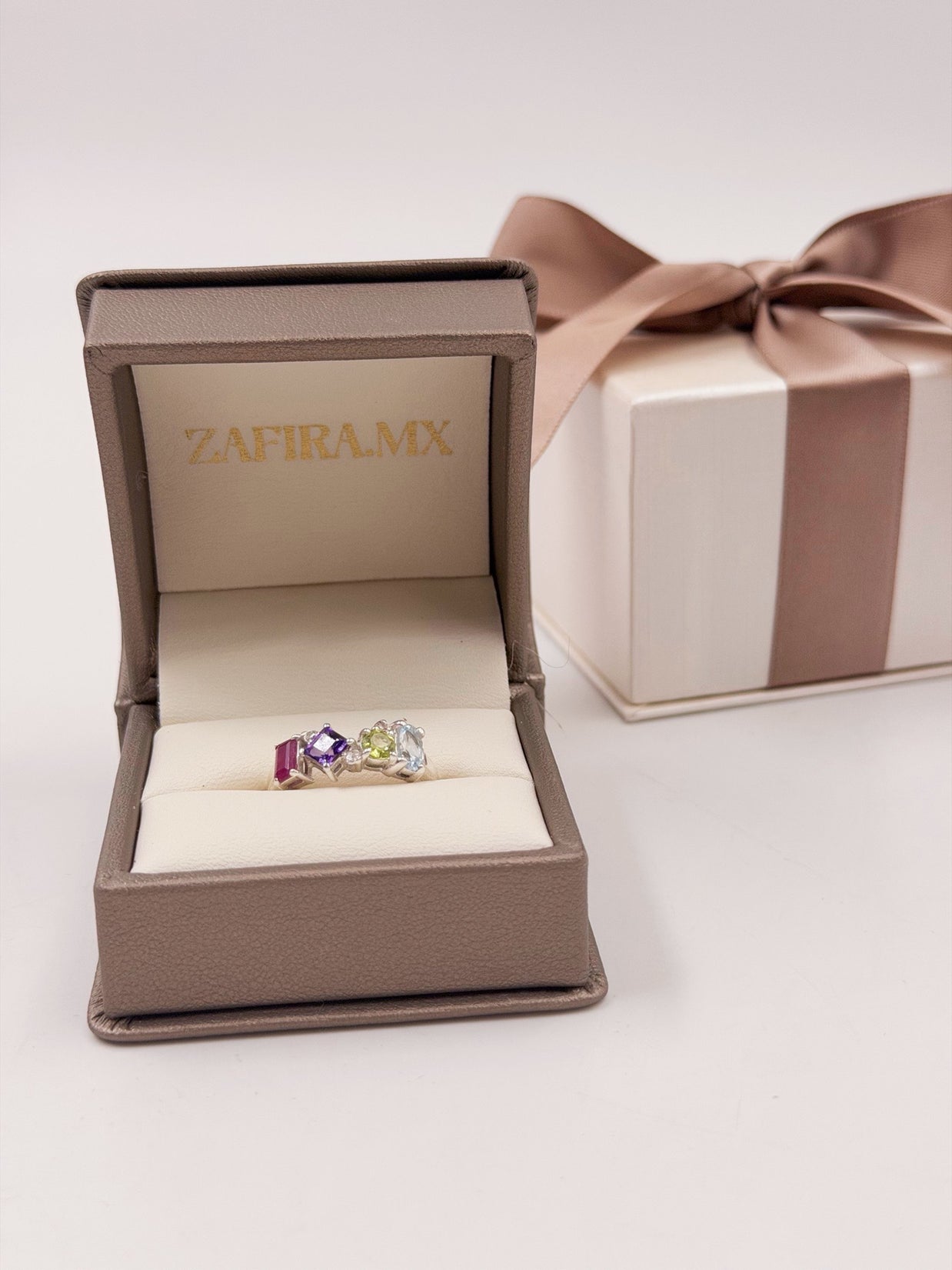 Family Ring 4 piedras Diseño 5 - Anillo Familiar de Oro (10k, 14k, 18k) o Plata 0.925 y Piedras de Nacimiento