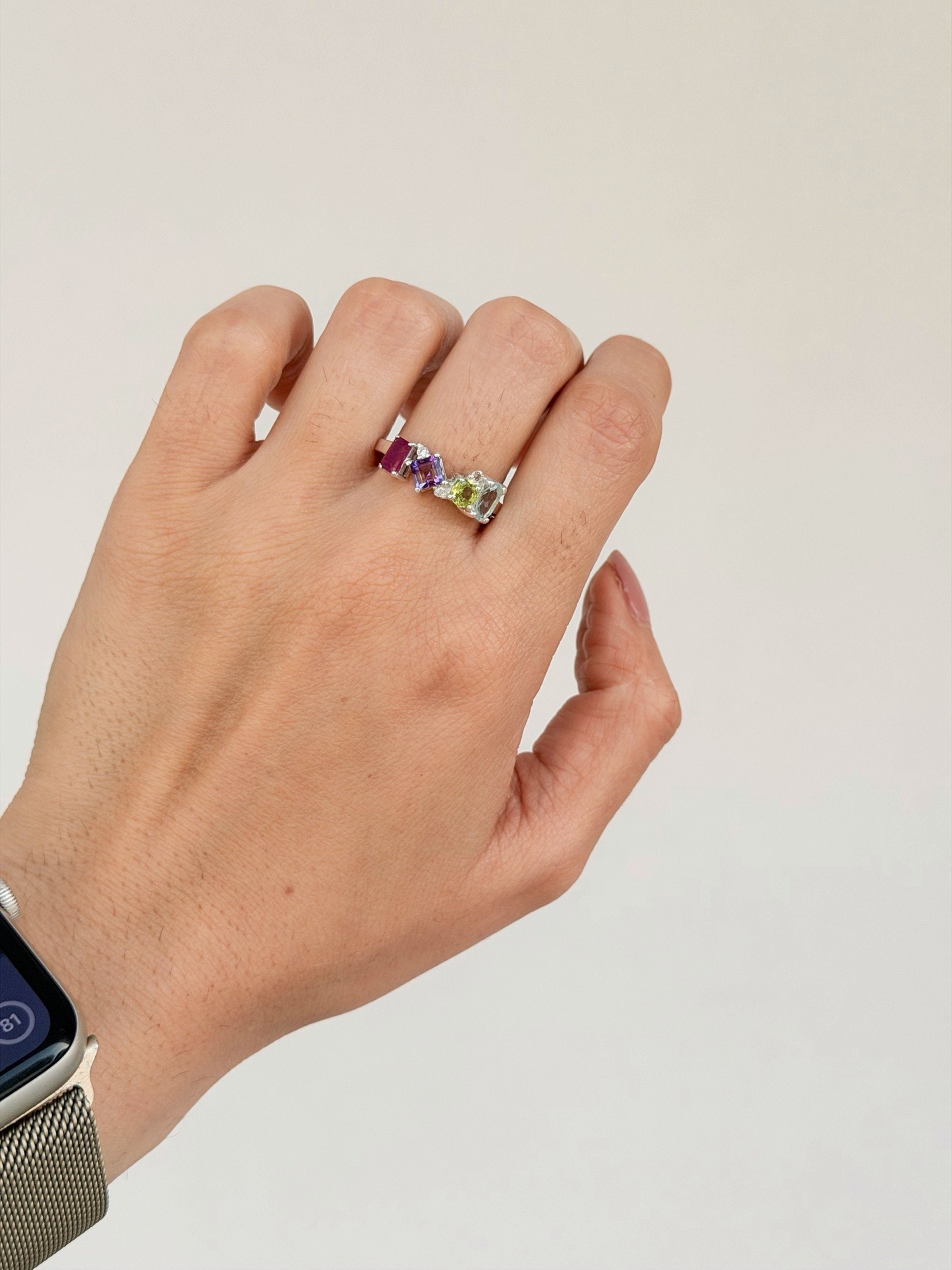 Family Ring 4 piedras Diseño 5 - Anillo Familiar de Oro (10k, 14k, 18k) o Plata 0.925 y Piedras de Nacimiento