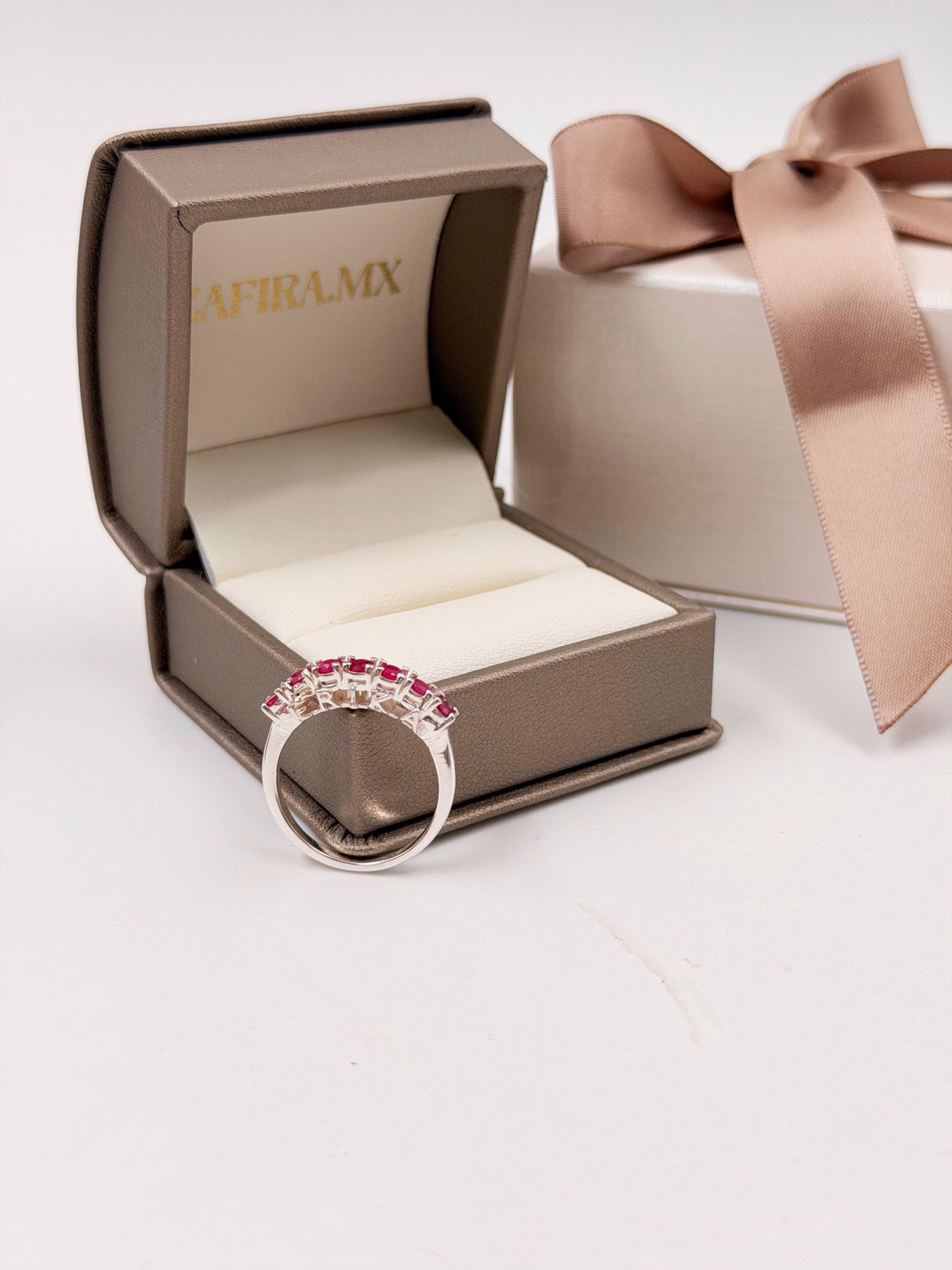 Anillo Mamá con Nombre de Hijo y Piedras - Oro (10k, 14k, 18k) o Plata 0.925