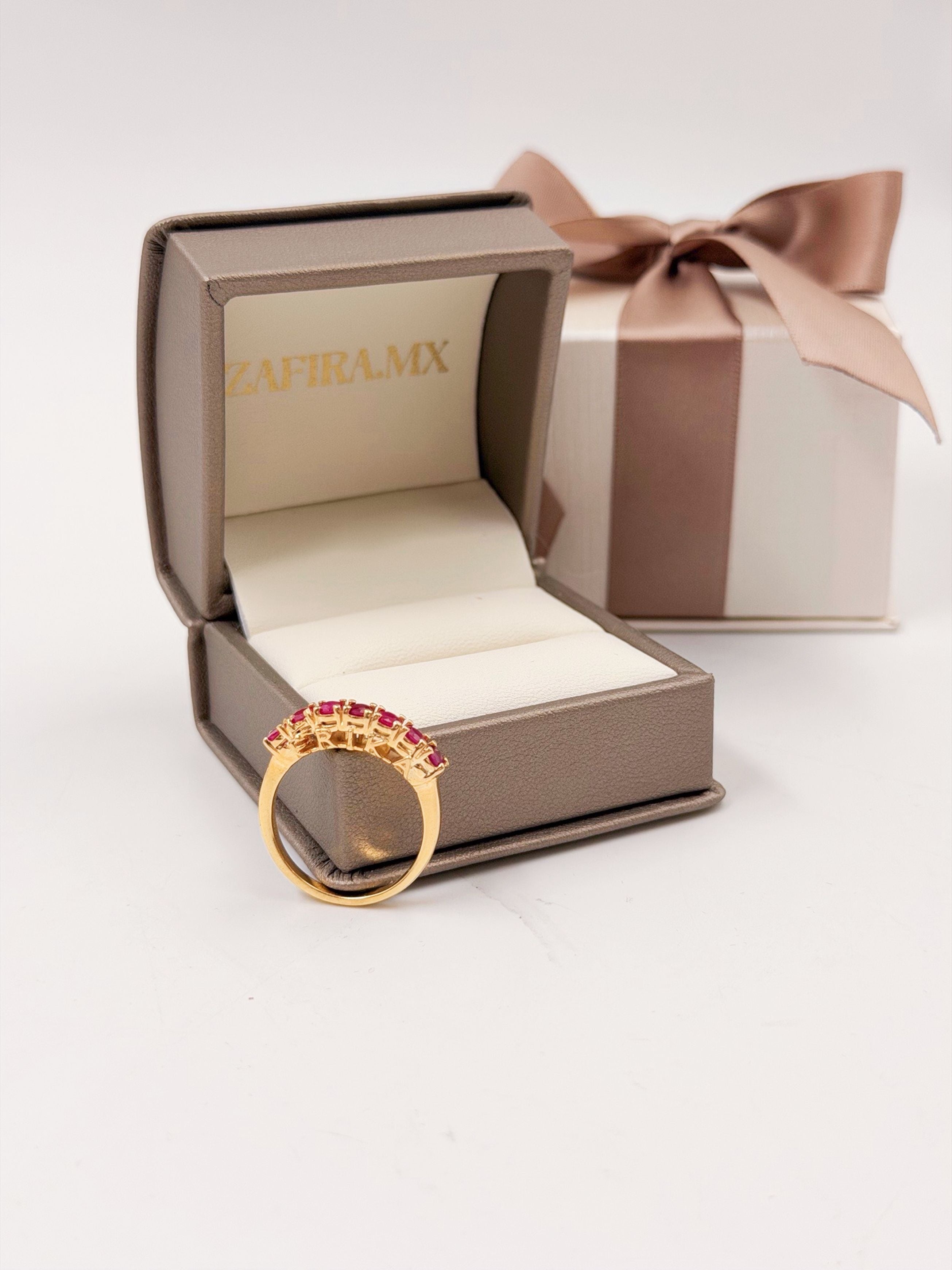 Anillo Mamá con Nombre de Hijo y Piedras - Oro (10k, 14k, 18k) o Plata 0.925