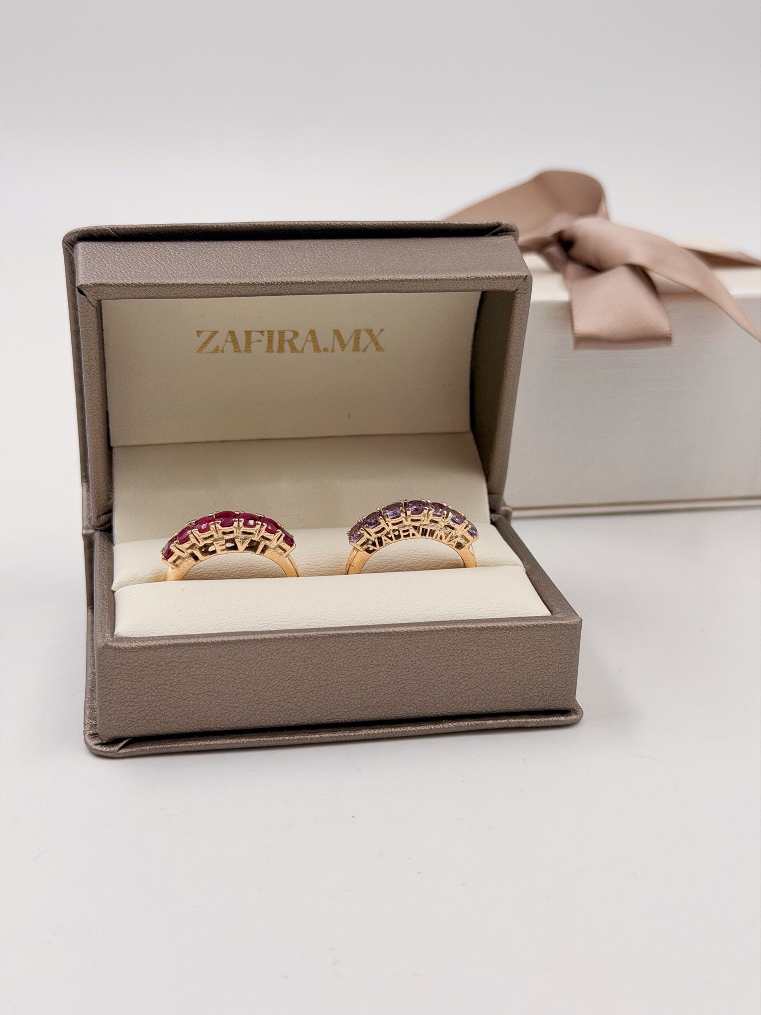 Anillo Mamá con Nombre de Hijo y Piedras - Oro (10k, 14k, 18k) o Plata 0.925