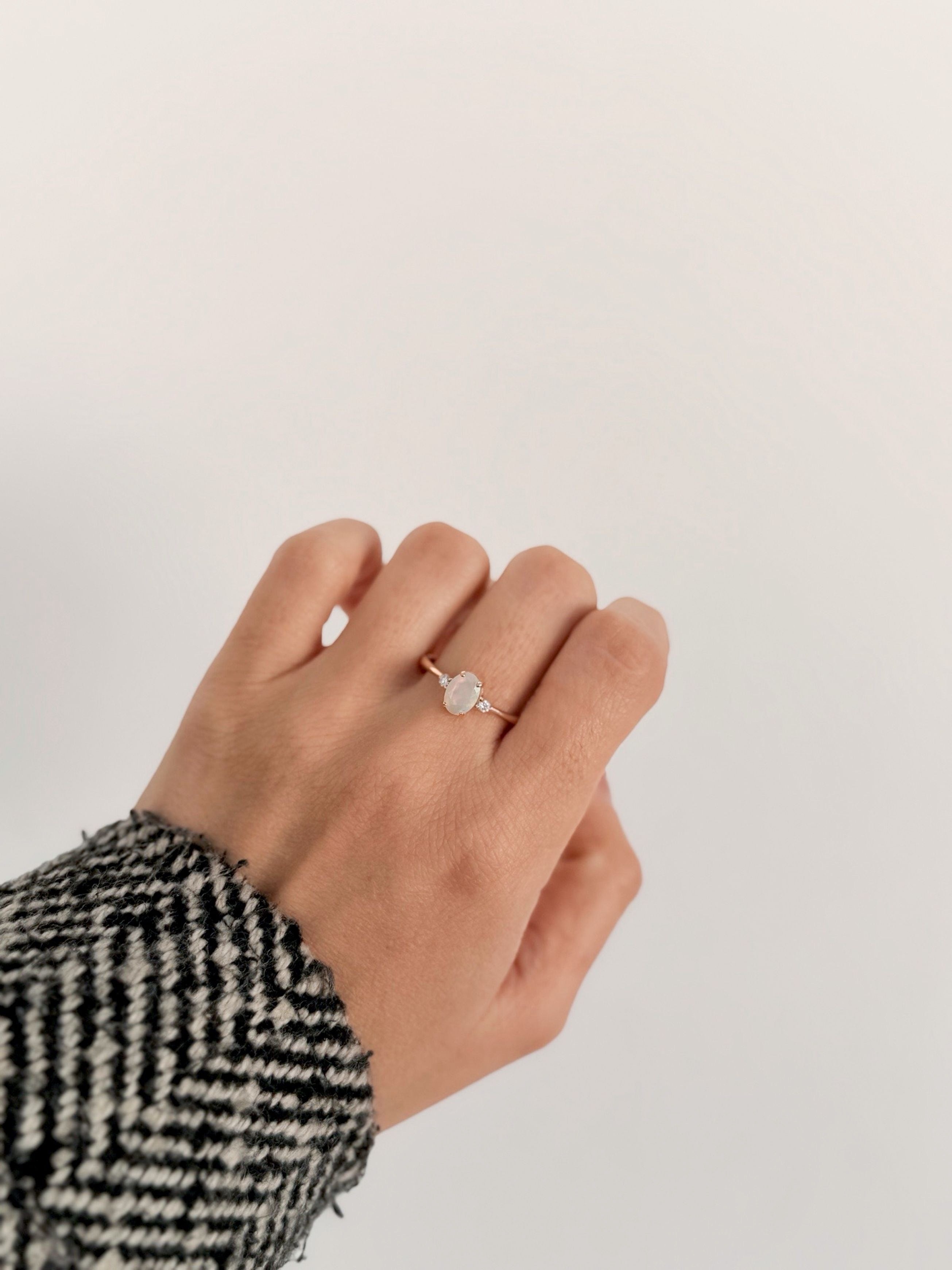 Anillo Ópalo con Moissanitas laterales - Joyería Fina en Oro Sólido (10k, 14k, 18k) o plata 0.925