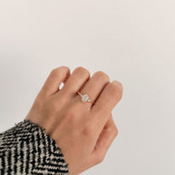 Anillo Ópalo con Moissanitas laterales - Joyería Fina en Oro Sólido (10k, 14k, 18k) o plata 0.925