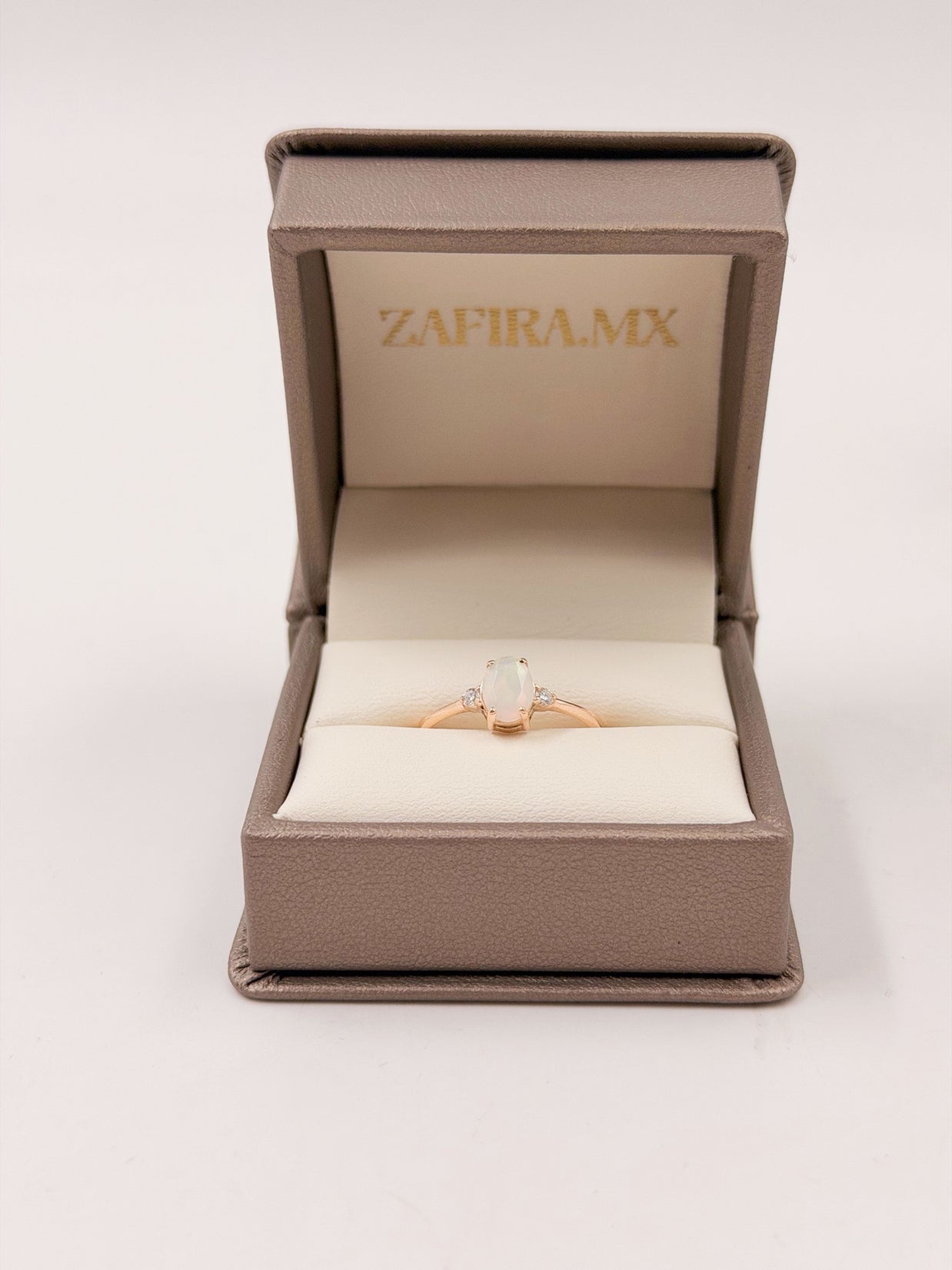 Anillo Ópalo con Moissanitas laterales - Joyería Fina en Oro Sólido (10k, 14k, 18k) o plata 0.925