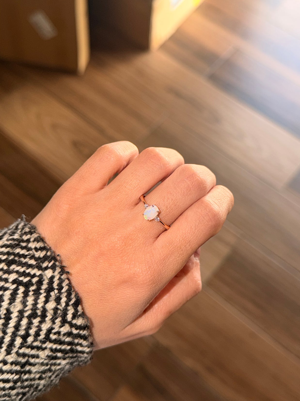 Anillo Ópalo con Moissanitas laterales - Joyería Fina en Oro Sólido (10k, 14k, 18k) o plata 0.925