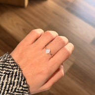 Anillo Ópalo con Moissanitas laterales - Joyería Fina en Oro Sólido (10k, 14k, 18k) o plata 0.925