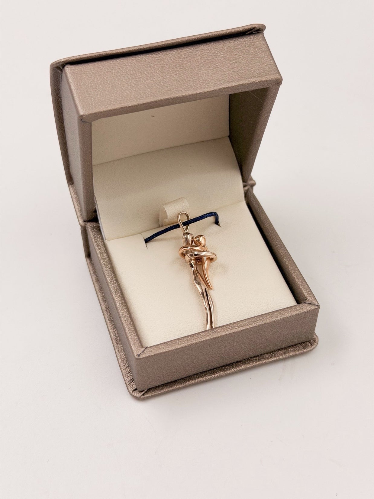 Collar abrazo mamá e hijo dos oros - Joyería Personalizada en Oro (10k, 14k, 18k) o Plata